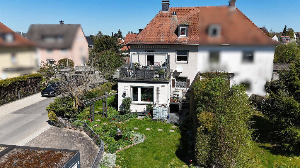Charmante Doppelhaushälfte mit Garten, Terrasse und Doppelgarage in beliebter Lage von Korbach, 34497 Korbach