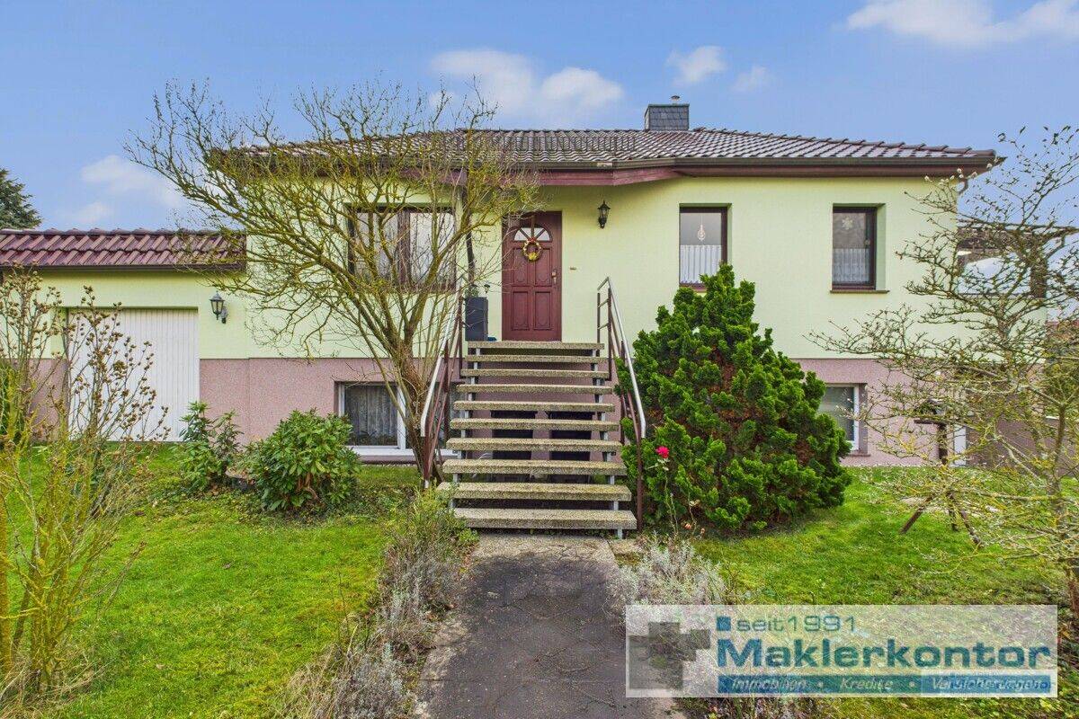 Einfamilienhaus mit 24 m² Wintergarten – Souterrain, Garage und 815 m² Grundstück, 17039 Neverin