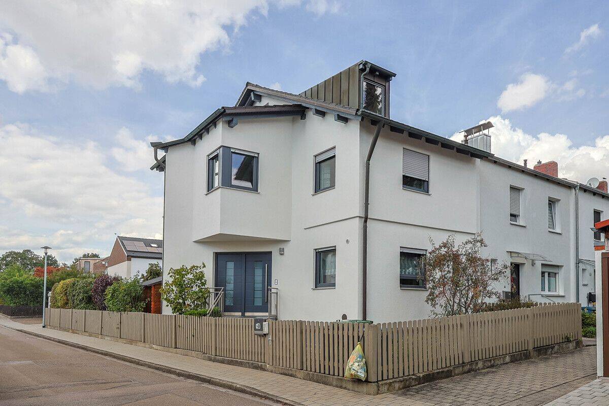 Viel Platz zum Wohlfühlen: Großzügiges Reiheneckhaus mit Garten und Doppelgarage, 85055 Ingolstadt