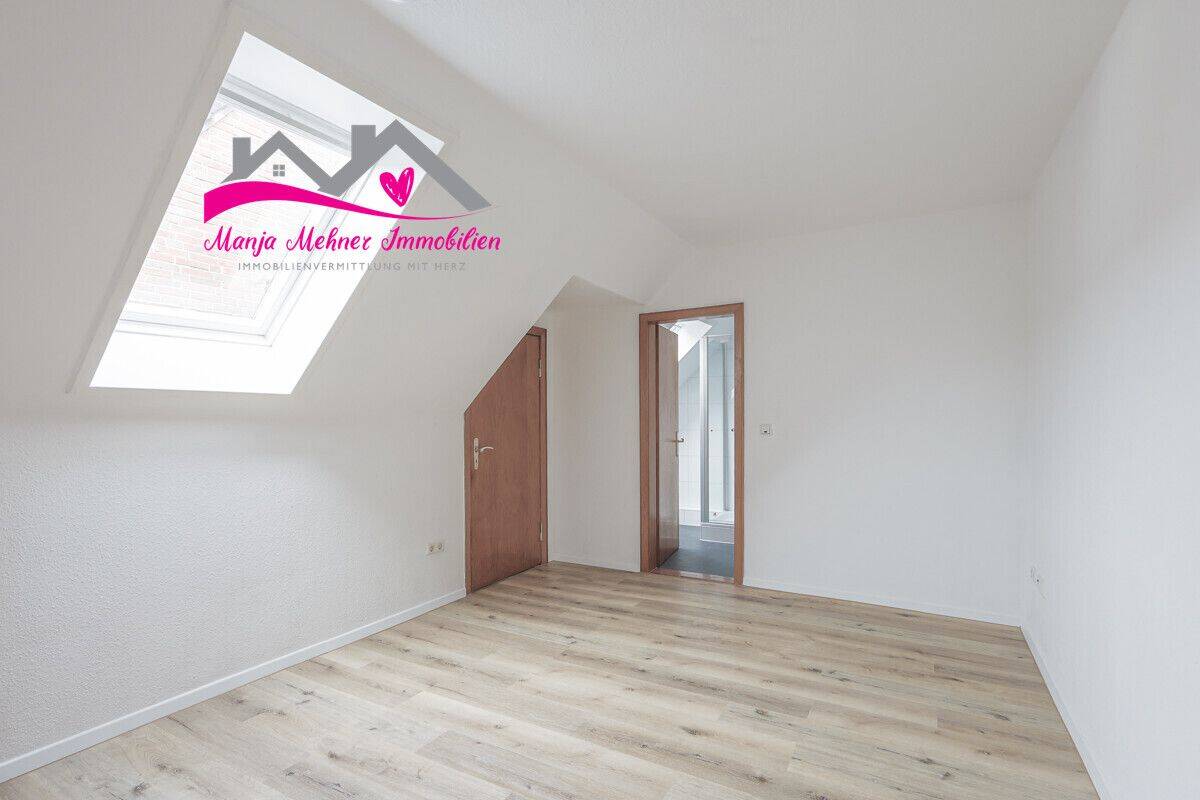 Mitten in Jever – Gepflegte 2-Zimmer-Dachgeschosswohnung mit Stellplatz, 26441 Jever