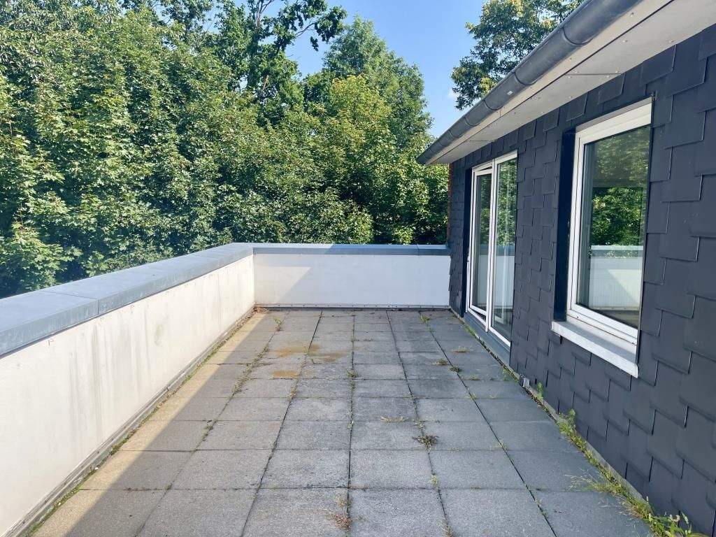 Sonnige Dachgeschosswohnung mit großer Dachterrasse in Schnelsen!, 22457 Hamburg (Eimsbüttel Eidelstedt Niendorf Schnelsen)