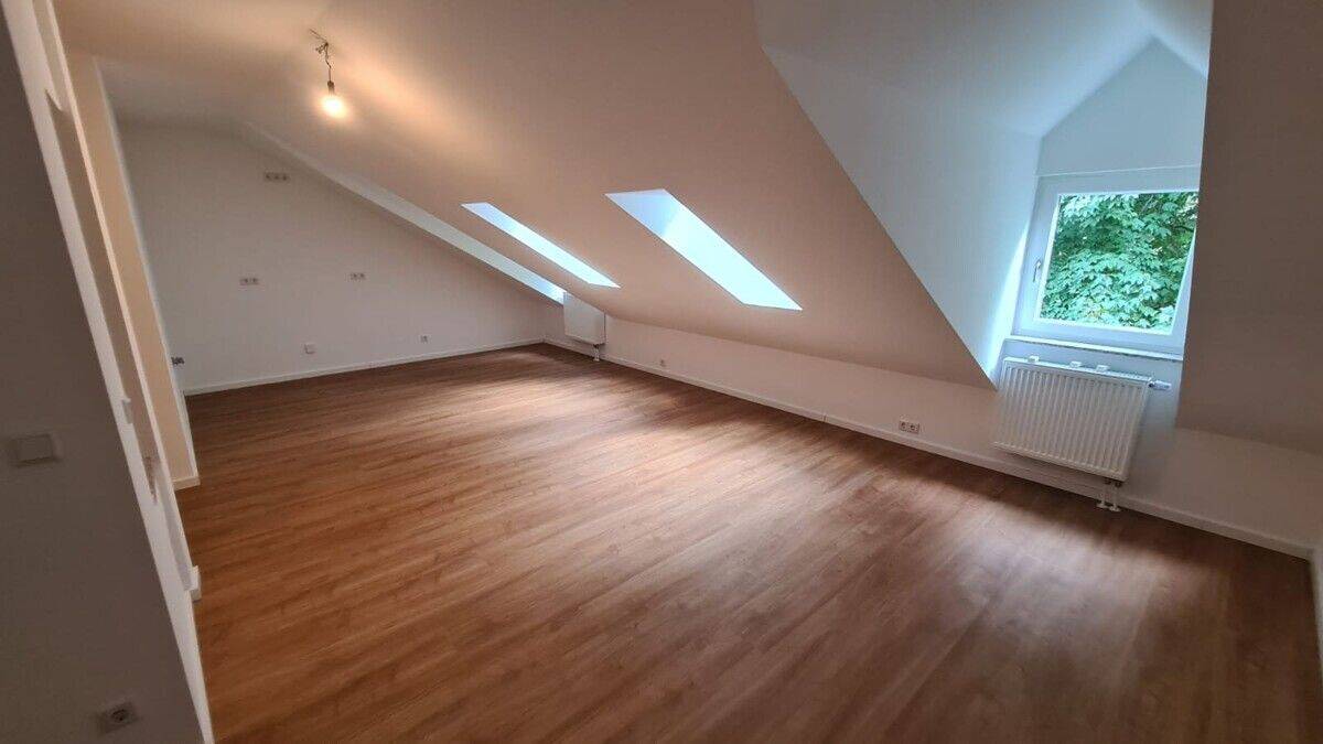 Modernes, helles Dachgeschoss-Studio im Hinterhaus von Frankfurt, 60318 Frankfurt am Main (Innenstadt Nordend-Ost Nordend-West)