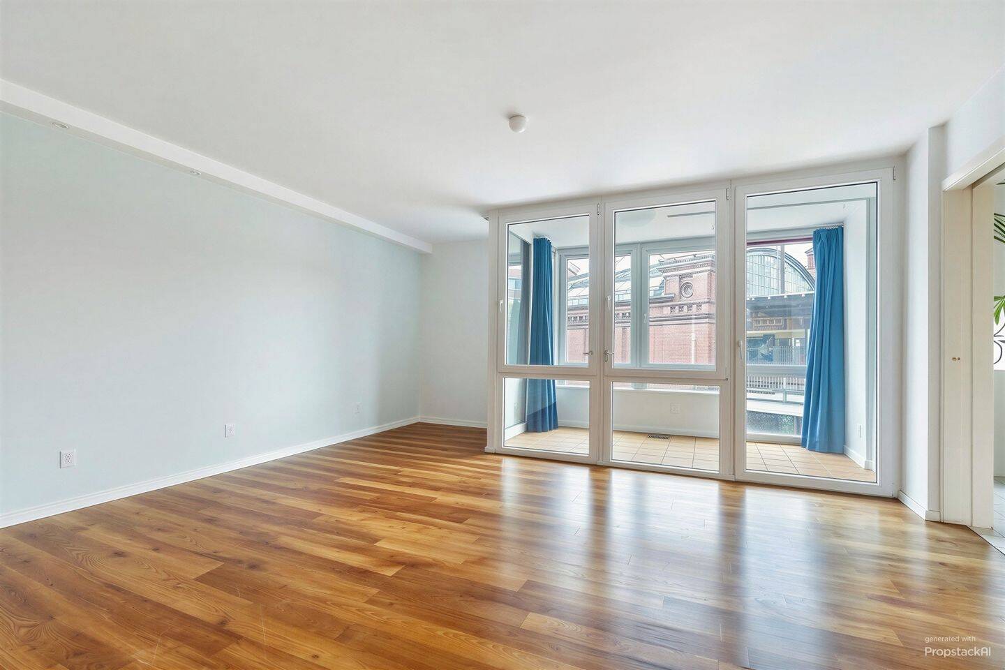 Mitten in Berlin: Charmante 3-Zimmer-Wohnung mit Loggia, 10178 Berlin (Mitte)