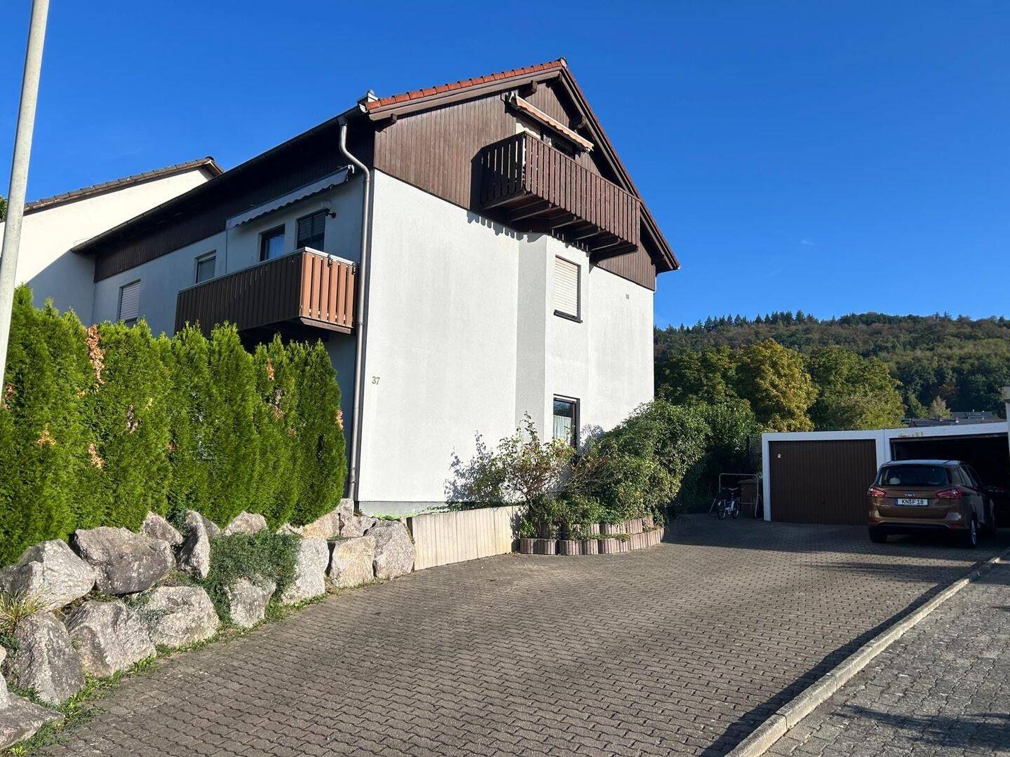 Modernisierte 4-Zimmer-Wohnung mit hochwertiger Einbauküche, Garage und Stellplatz – direkt bei der Grundschule, 78262 Gailingen am Hochrhein