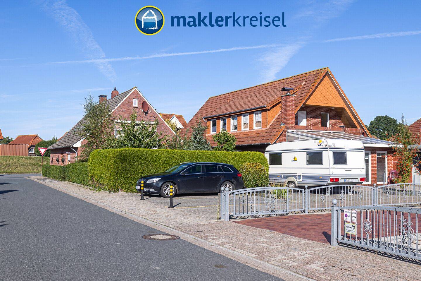 Nordseeheilbad Carolinensiel: Zwei auf einen Streich! Zwei nebeneinanderliegende Wohnhäuser auf großem Grundstück!, 26409 Wittmund