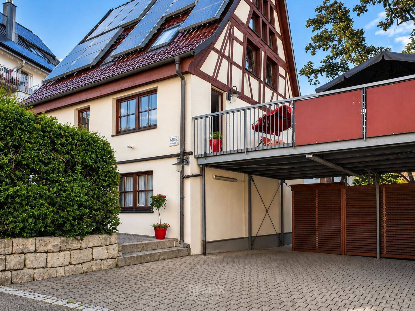Charaktervolles Fachwerkhaus mit zwei Einheiten, offenem Dachgeschoss, Galerie und großem Balkon in Rommelshausen, 71394 Kernen im Remstal