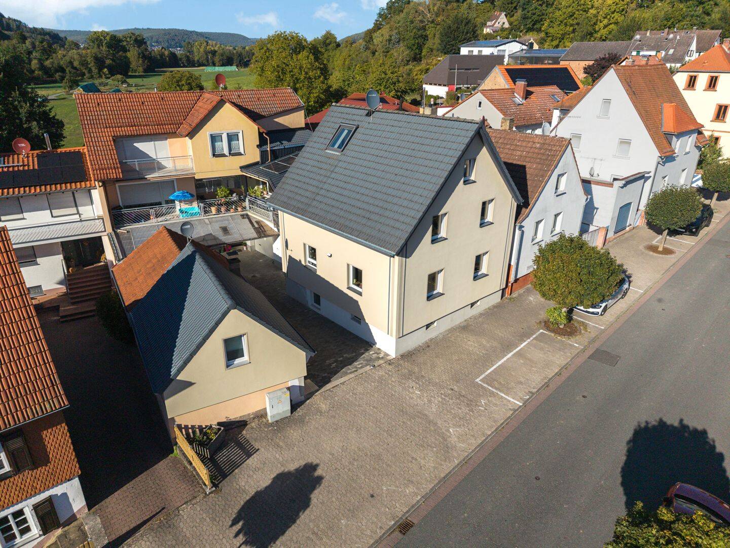 Kauf gegen Gebot: Einfamilienhaus mit Nebengebäude in Höchst i. Odw., 64739 Höchst i. Odw.