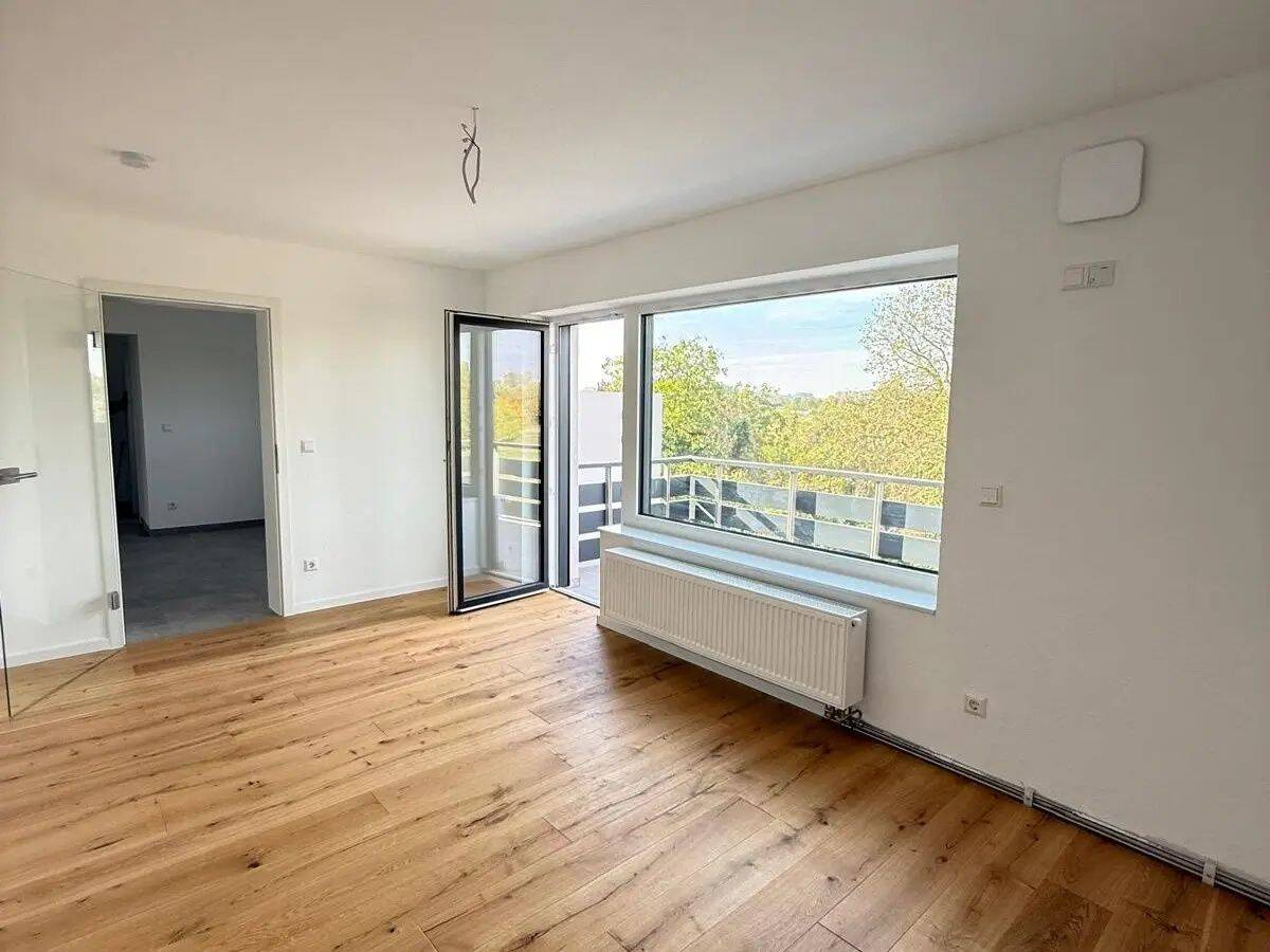 Erstbezug nach Kernsanierung: Großzügige 5-Zimmer-Wohnung mit eigenem Eingang und Balkon in Feldrandlage, 68804 Altlußheim