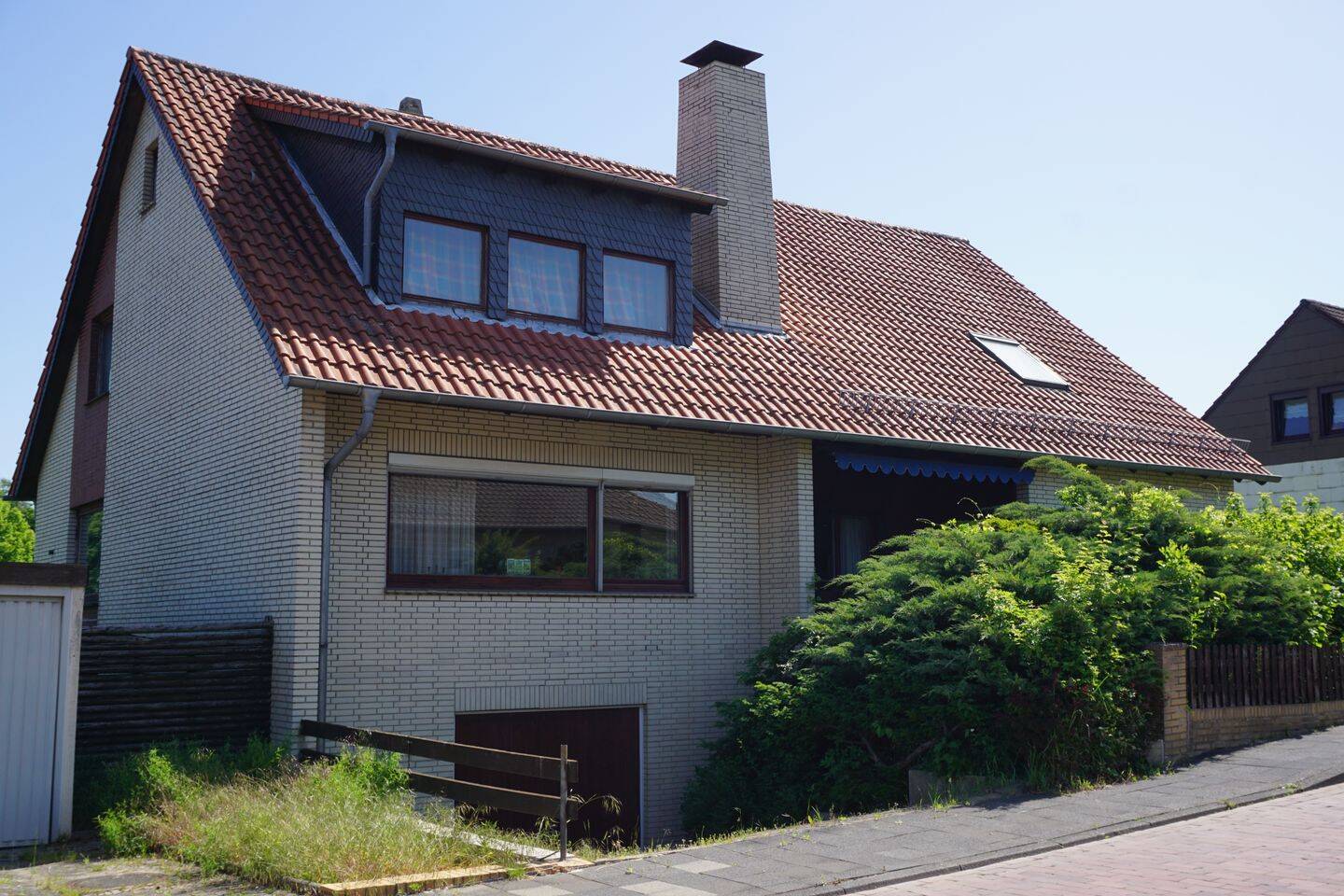 Einfamilienhaus mit großzügigem Wohnangebot, Garten und zwei Garagen, 38350 Helmstedt
