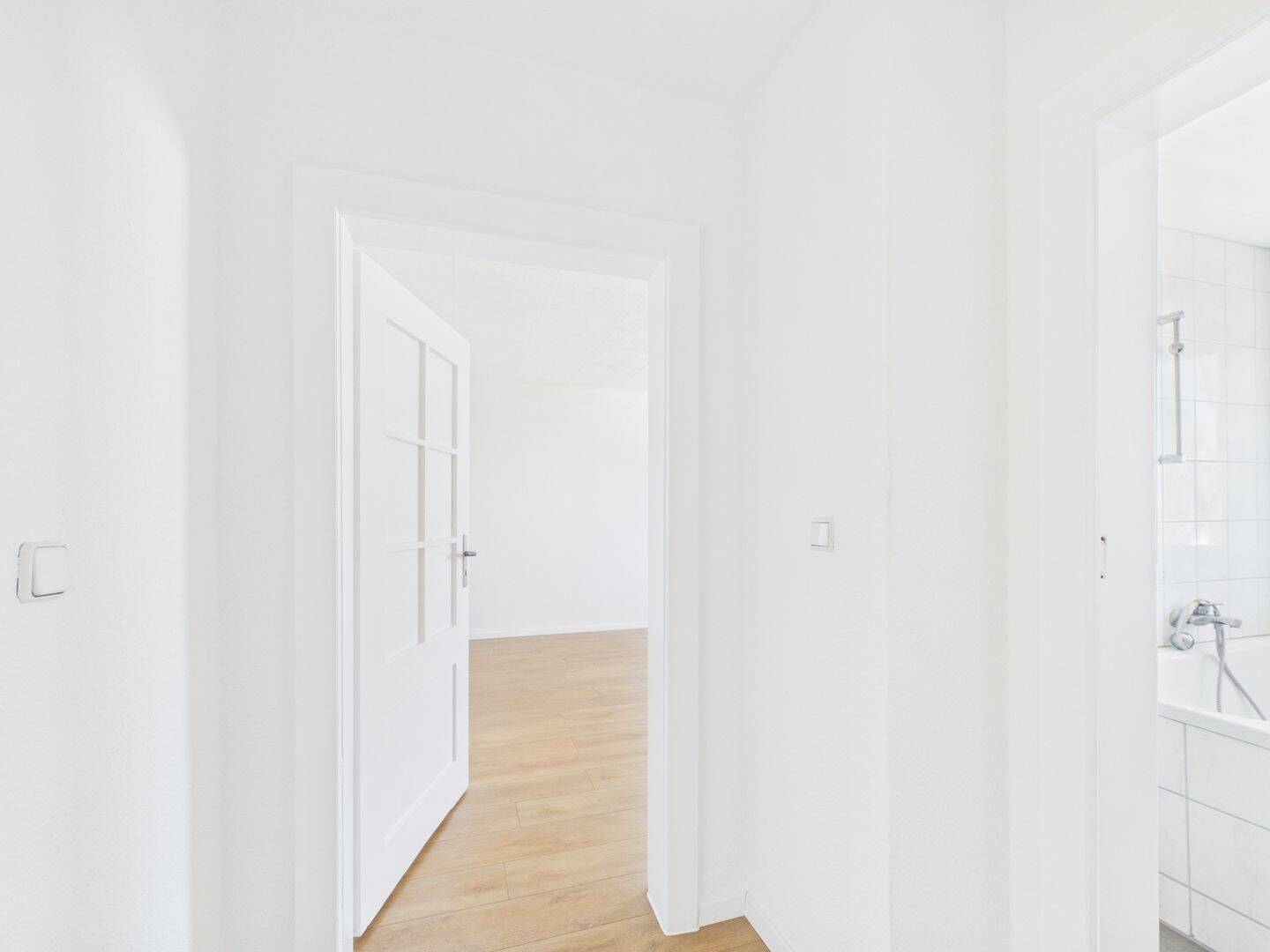 VERMIETUNG: Frisch renovierte 2-Zimmer-Wohnung in Hof zu vermieten!!!, 95030 Hof (Epplas Innenstadt Osseck Unterkotzau Wölbattendorf)