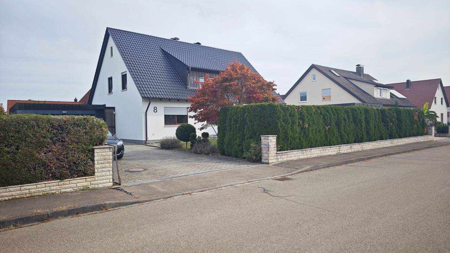 Ca. 115 m² Wohnfläche | Garten ca. 350 m² | Wintergarten | Kachelofen | Einbauküche | Garage | provisionsfrei, 86720 Nördlingen