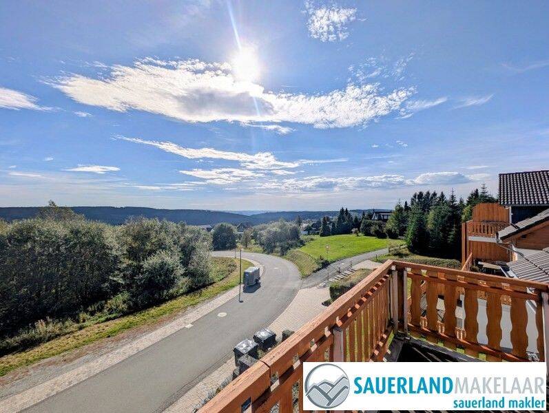 Sauerland-Panorama inklusive: Stilvolle Dachgeschosswohnung mit traumhaftem Südbalkon, 59955 Winterberg