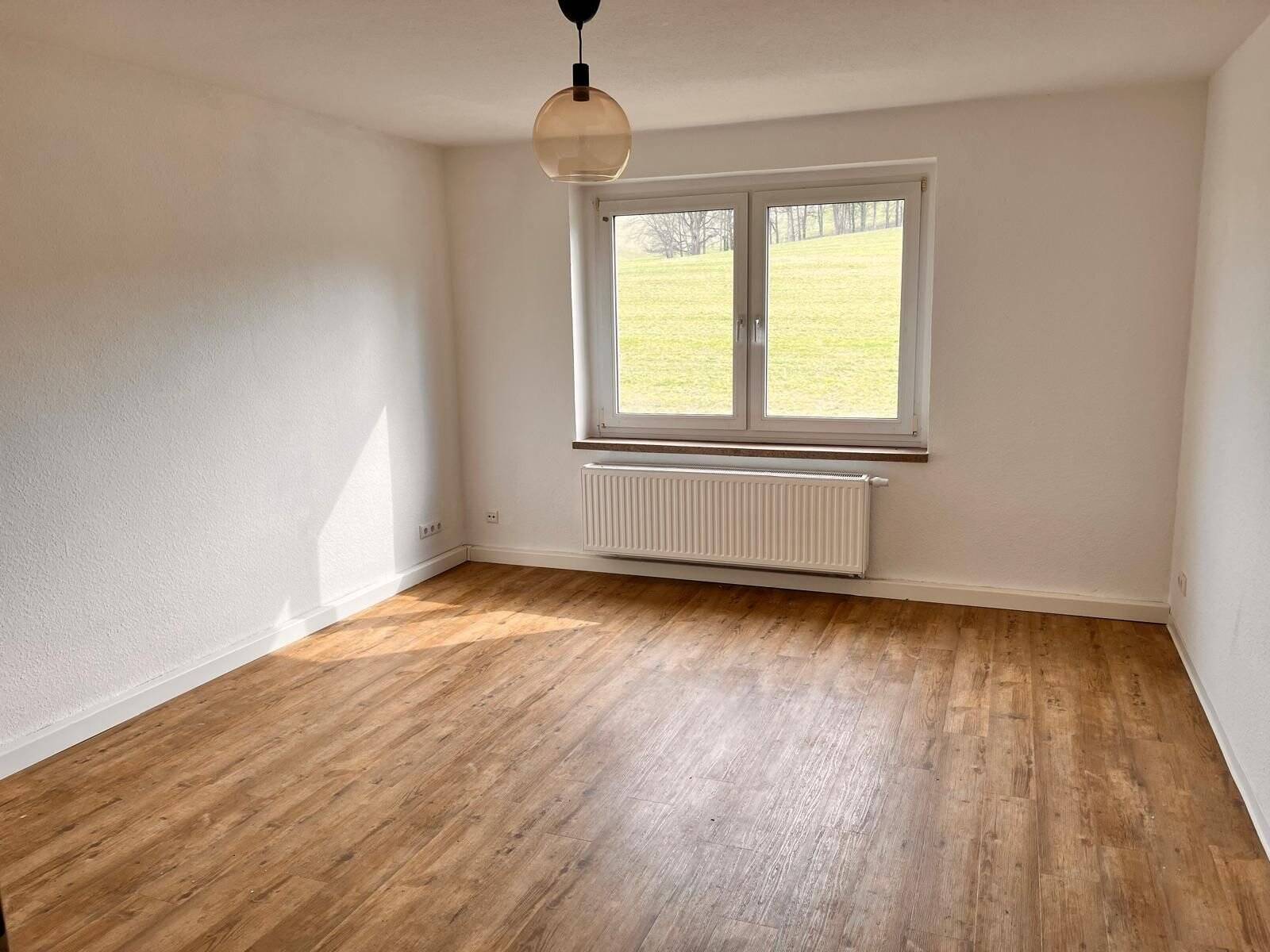 helle 3-Raum-Wohnung im 2.OG mit Parkplätzen am Haus, 7646 Ottendorf