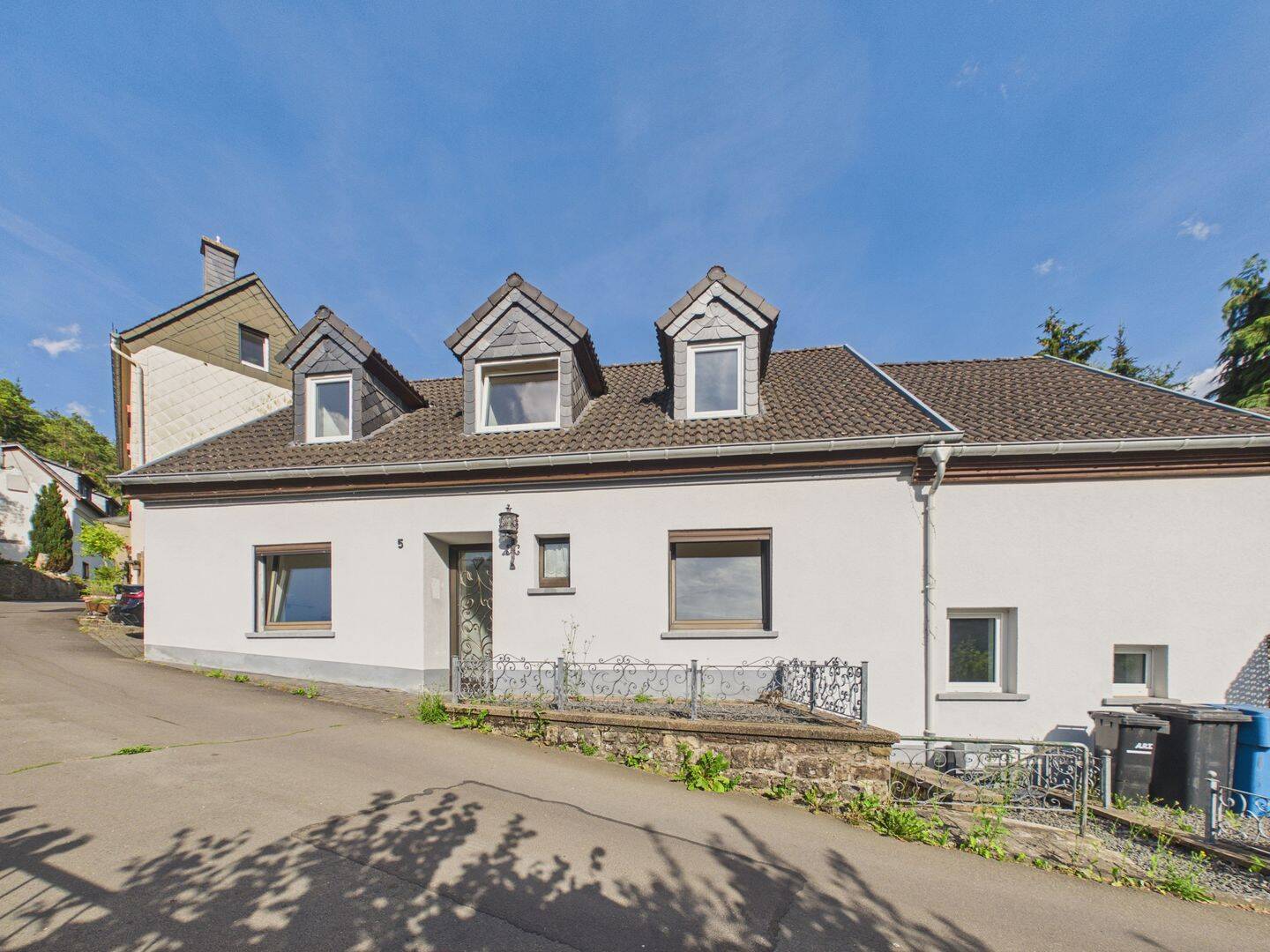 Dort leben, wo andere Urlaub machen? Einfamilienhaus mit viel Platz für die Familie in Schönecken!, 54614 Schönecken