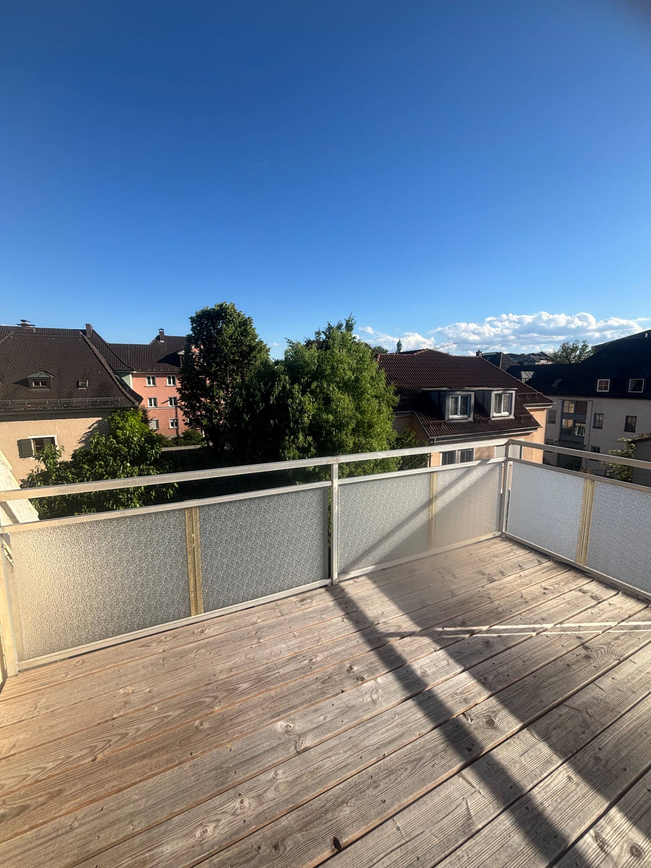 Urbanes Lebensgefühl, lichtdurchflutetes Wohnen mit sonniger Dachterrasse im Herzen Rosenheims, 83022 Rosenheim (Happing Innenstadt Ost Süd West)