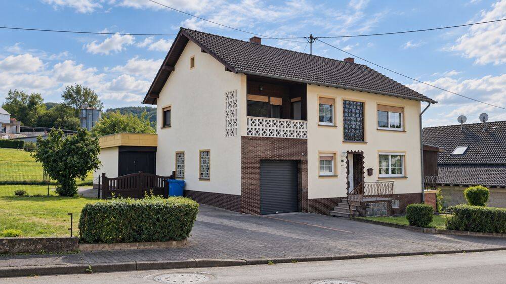 Großzügiges Familienhaus mit ca. 218 m² Wohnfläche, überdachten Außenbereichen & Garage in Sinspelt, 54675 Sinspelt
