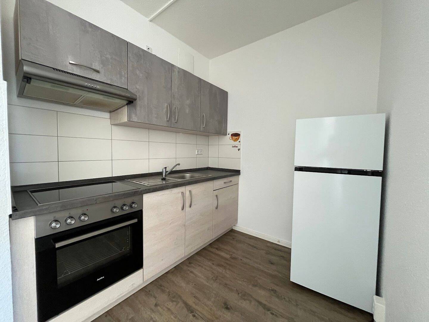 Jetzt 2 Warmmieten sparen*: Gepflegte Wohnung mit Einbauküche und sonnigem Balkon, 9119 Chemnitz (Helbersdorf Kapellenberg Kappel Zentrum)