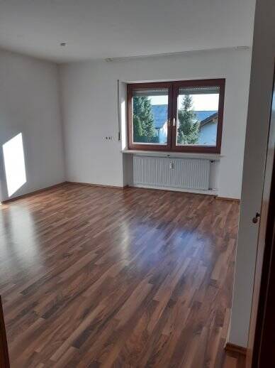 schöne großzügige 4-Zi.-Wohnung mit Garten, Garage und Stellplatz, 94342 Straßkirchen
