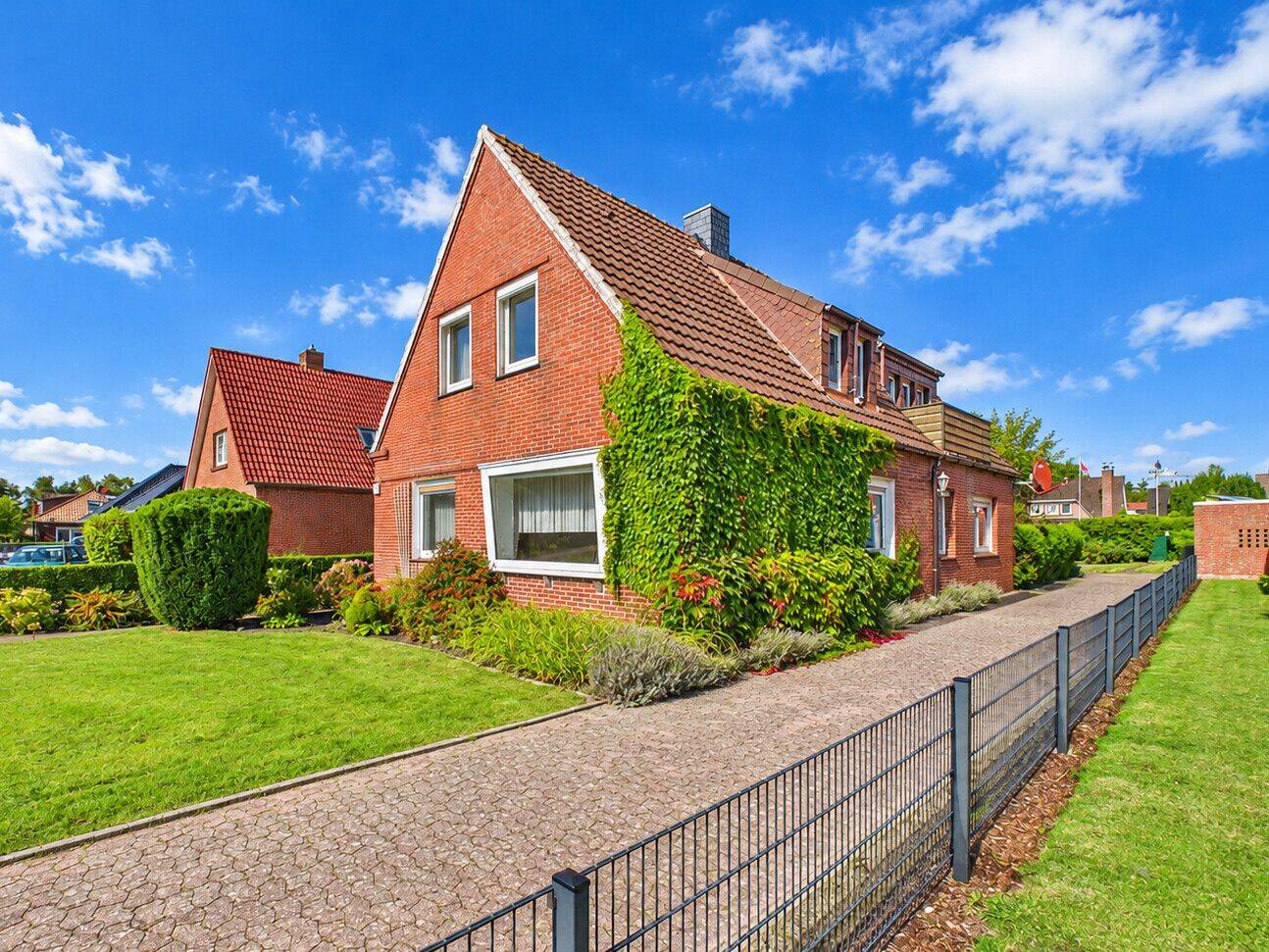 Sanierungsbedürftiges Zweifamilienhaus mit Doppelgarage und Garten, 26506 Norden