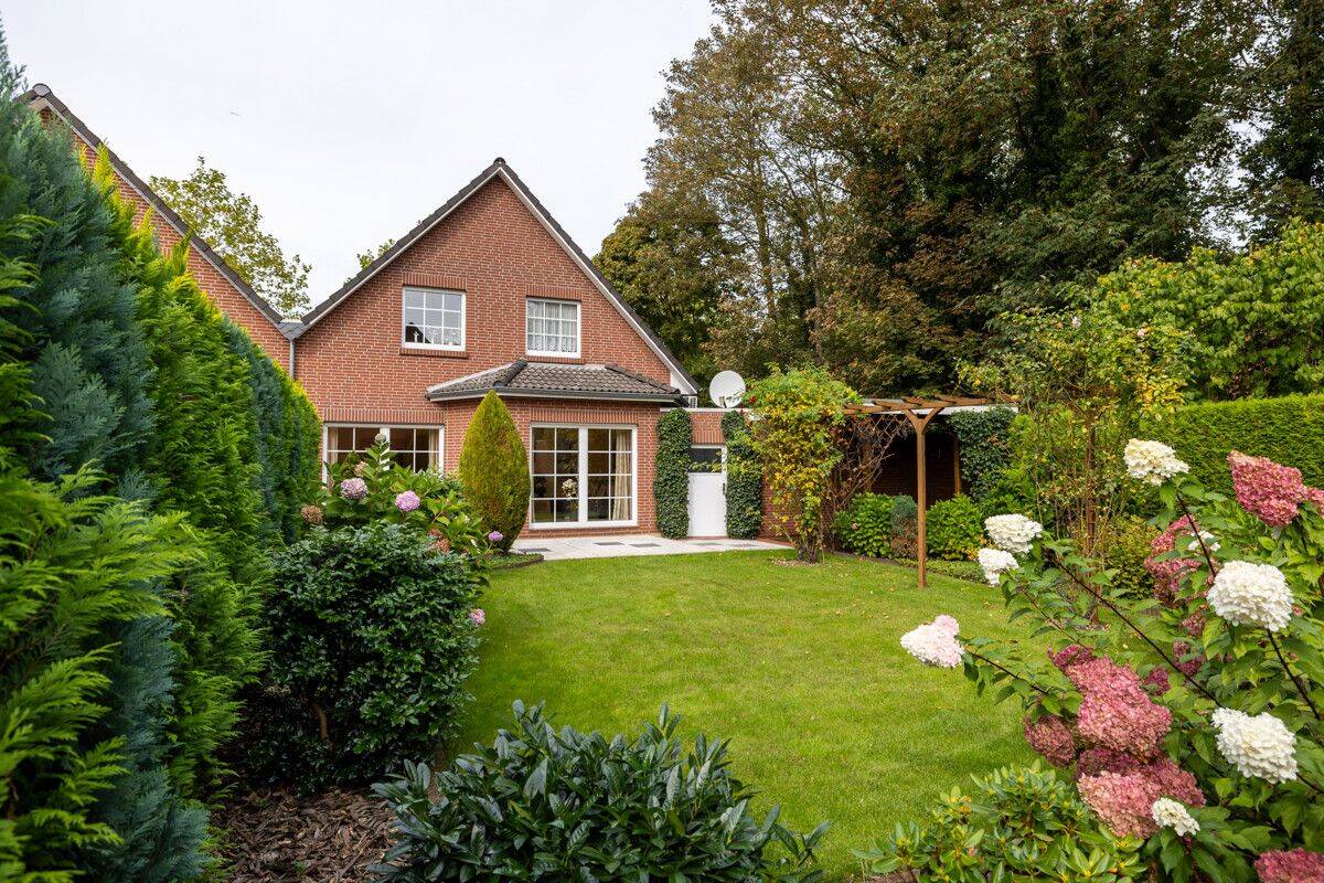 *** TOP GEPFLEGT – PRAKTISCHE EXTRAS – BELIEBTE LAGE – die DHH mit RIESEN GARAGE und TRAUMGARTEN ***, 27751 Delmenhorst