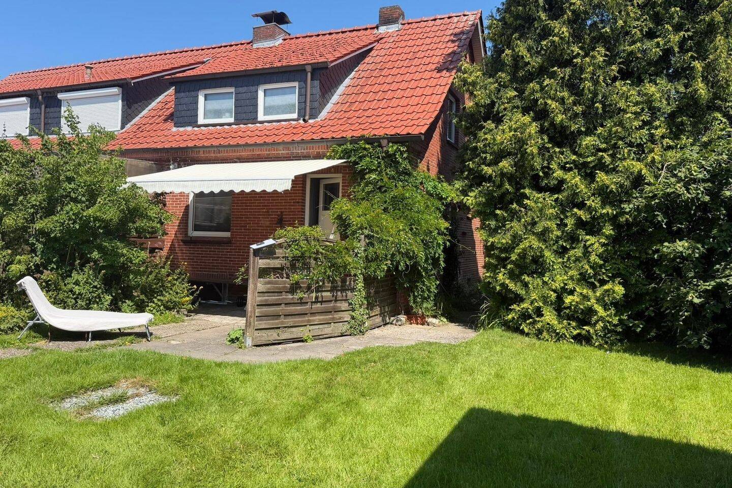 Sanierungsbedürftige Doppelhaushälfte mit Geschichte und Potential in Conrebbersweg, 26721 Emden (Barenburg Conrebbersweg Früchteburg Harsweg Stadtzentrum)