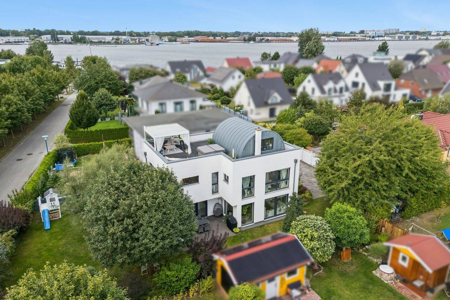 Exklusive Villa in Gehlsdorf: Stilvolles Wohnen mit Dachterrasse, Warnowblick und besonderem Flair, 18147 Rostock