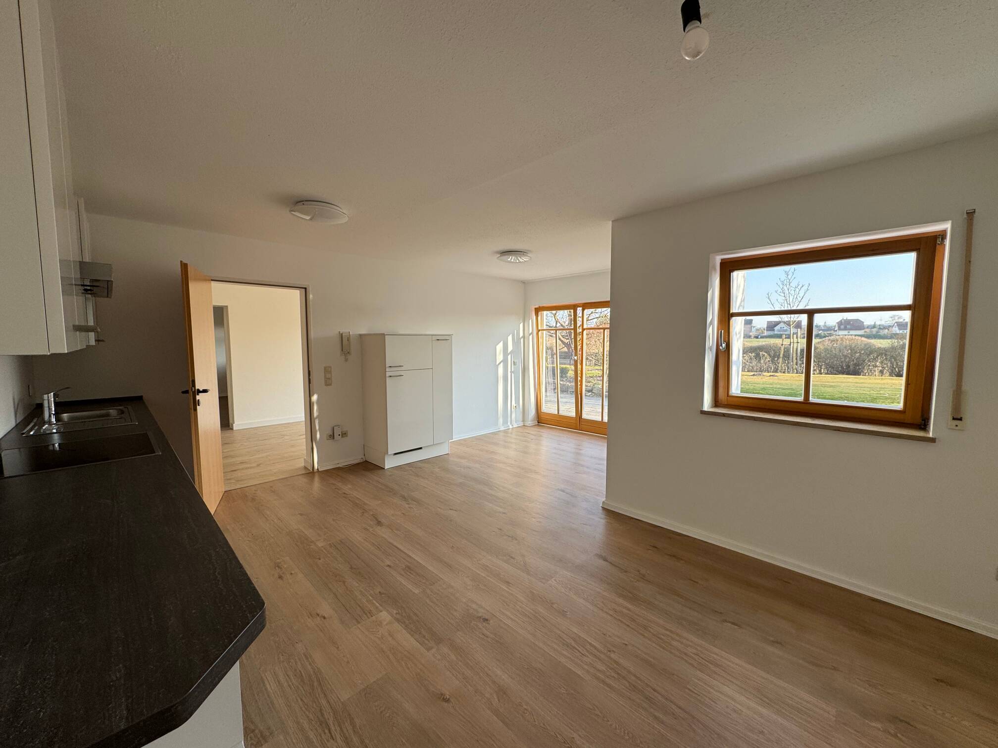 Sehr schöne helle 2 Zimmer-Wohnung mit Terrasse, 91085 Weisendorf