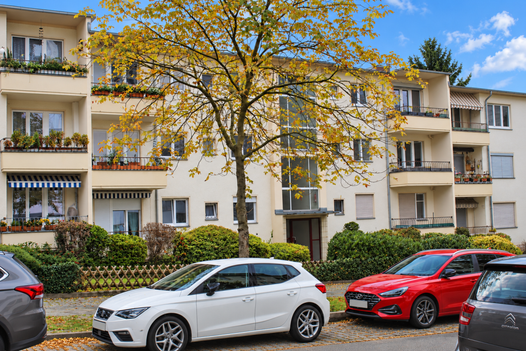 STEGLITZ – 2 Zimmer. Gartenblick. 1. OG. 2 Balkone. Mit Parkplatz. Sanierungsbedürftig., 12167 Berlin (Steglitz-Zehlendorf Steglitz)