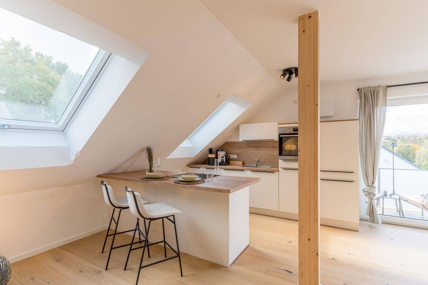 Lichtdurchflutetes Design-DG (2-Zi.) mit BORA Einbauküche, Lindura-Parkett & Sonnenbalkon, 85416 Langenbach