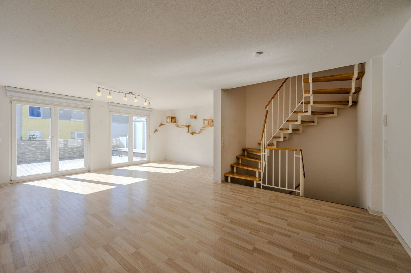 Modernes Reihenmittelhaus mit großzügiger sonniger Dachterrasse in ruhiger Lage, 70437 Stuttgart (Freiberg Mönchfeld Rot Zazenhausen Zuffenhausen)