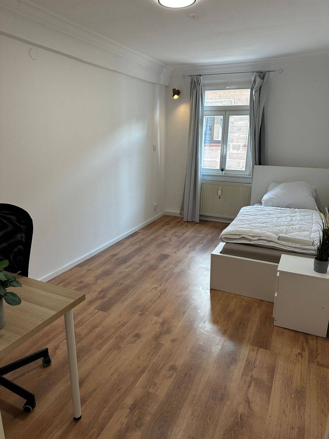 Möbliertes WG-Zimmer in zentraler WG I ab 15.10.2026, 91054 Erlangen (Burgberg Erlangen-Nord Erlangen-Ost Innenstadt Sieglitzhof)