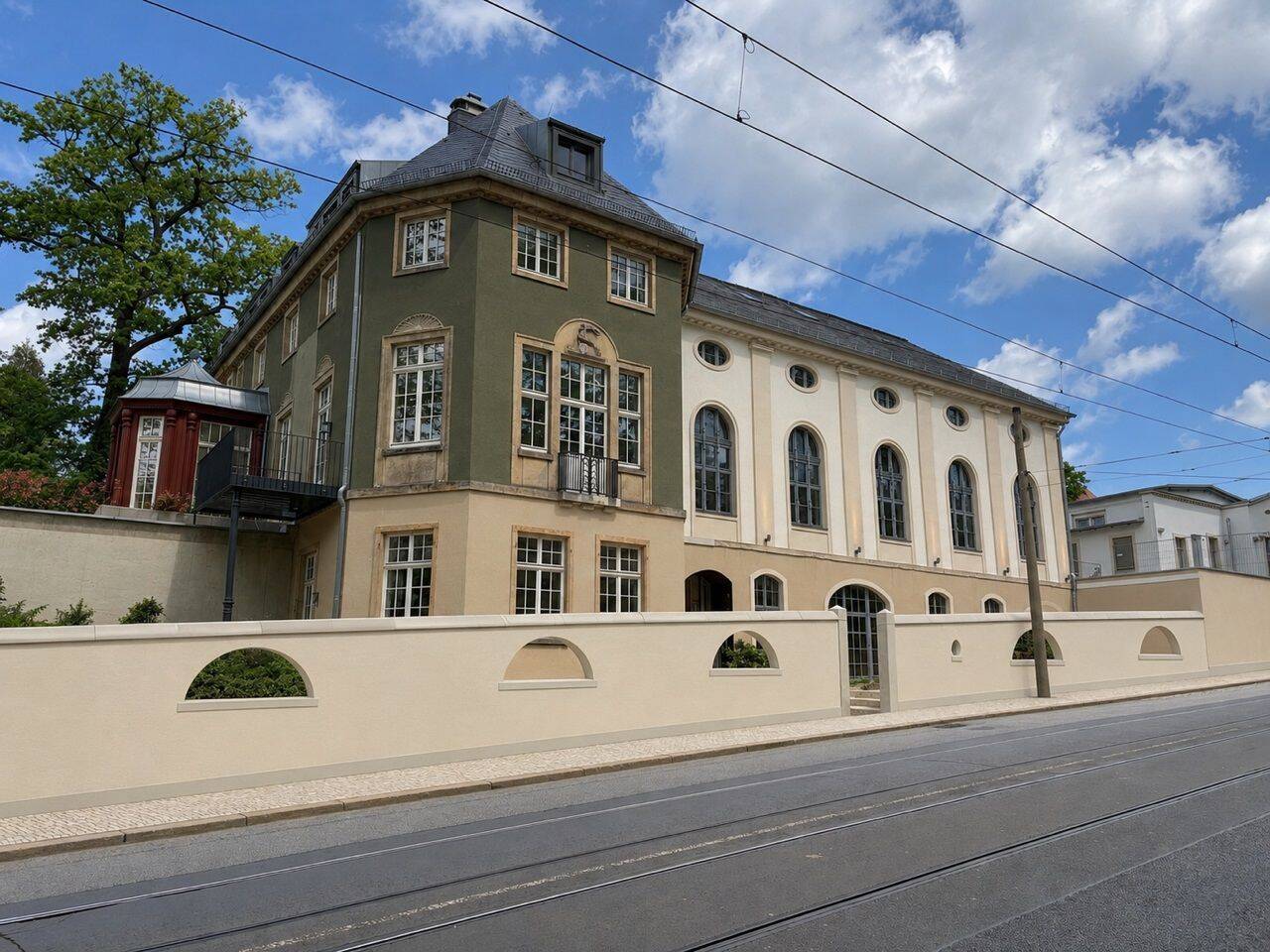 *exklusive Wohnung in dem historischen Saal des bekannten Lahmann-Sanatoriums am Weißen Hirsch*, 1324 Dresden (Bühlau/Weißer Hirsch Dresdener Heide Loschwitz/Wachwitz)