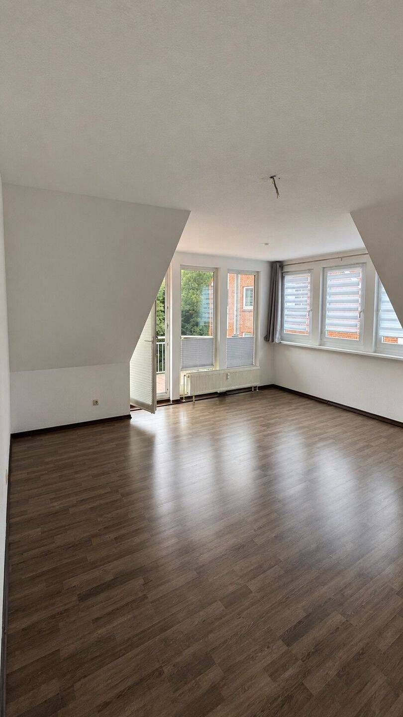 Helle Dachgeschosswohnung mit Balkon und Einbauküche in Geesthacht, 21502 Geesthacht