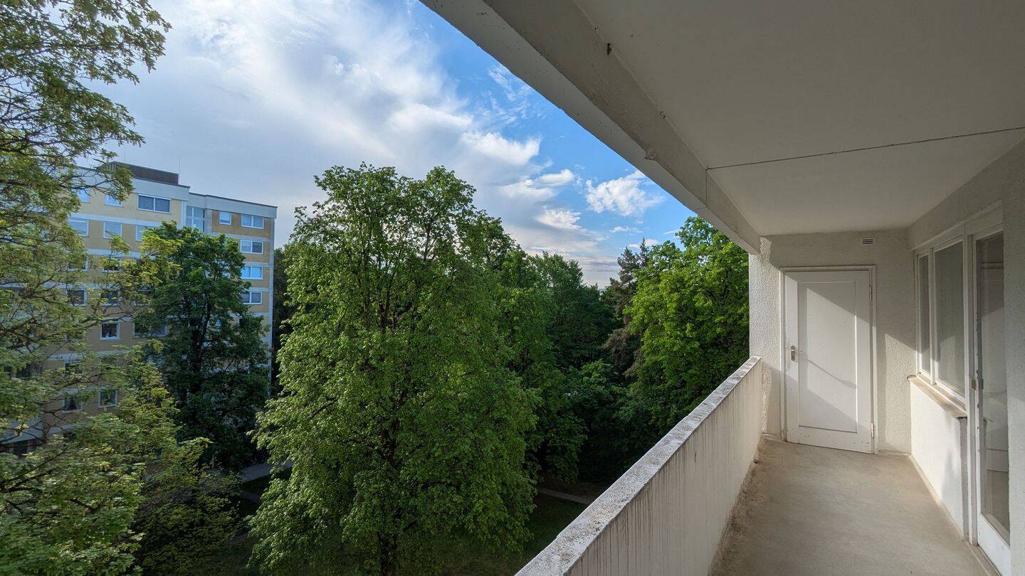 Renovierungsbedürftige 3-Zimmer Wohnung mit guter Durchlichtung und geräumiger Loggia, 1 Gehminute von U-Bahn Station, 81475 München (Thalk. Obersendl.-Forsten-Fürstenr.-Solln)
