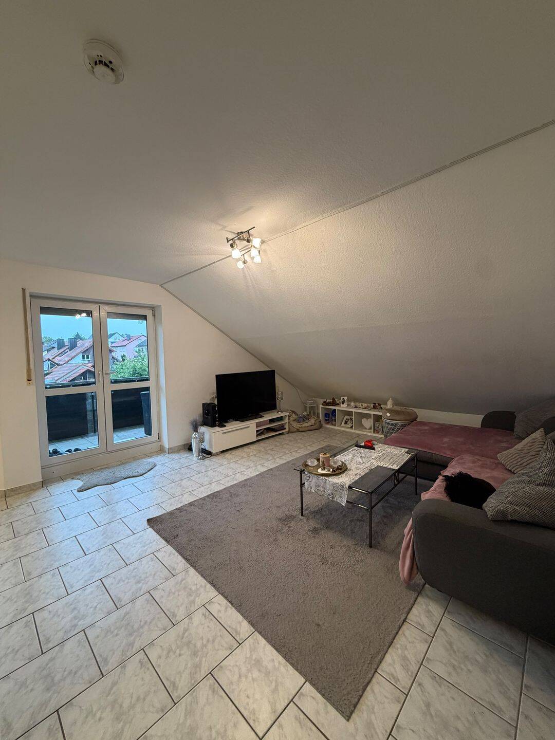 Helle 2-Zimmer-Dachgeschosswohnung mit Balkon, Einbauküche und Stellplatz, 97297 Waldbüttelbrunn
