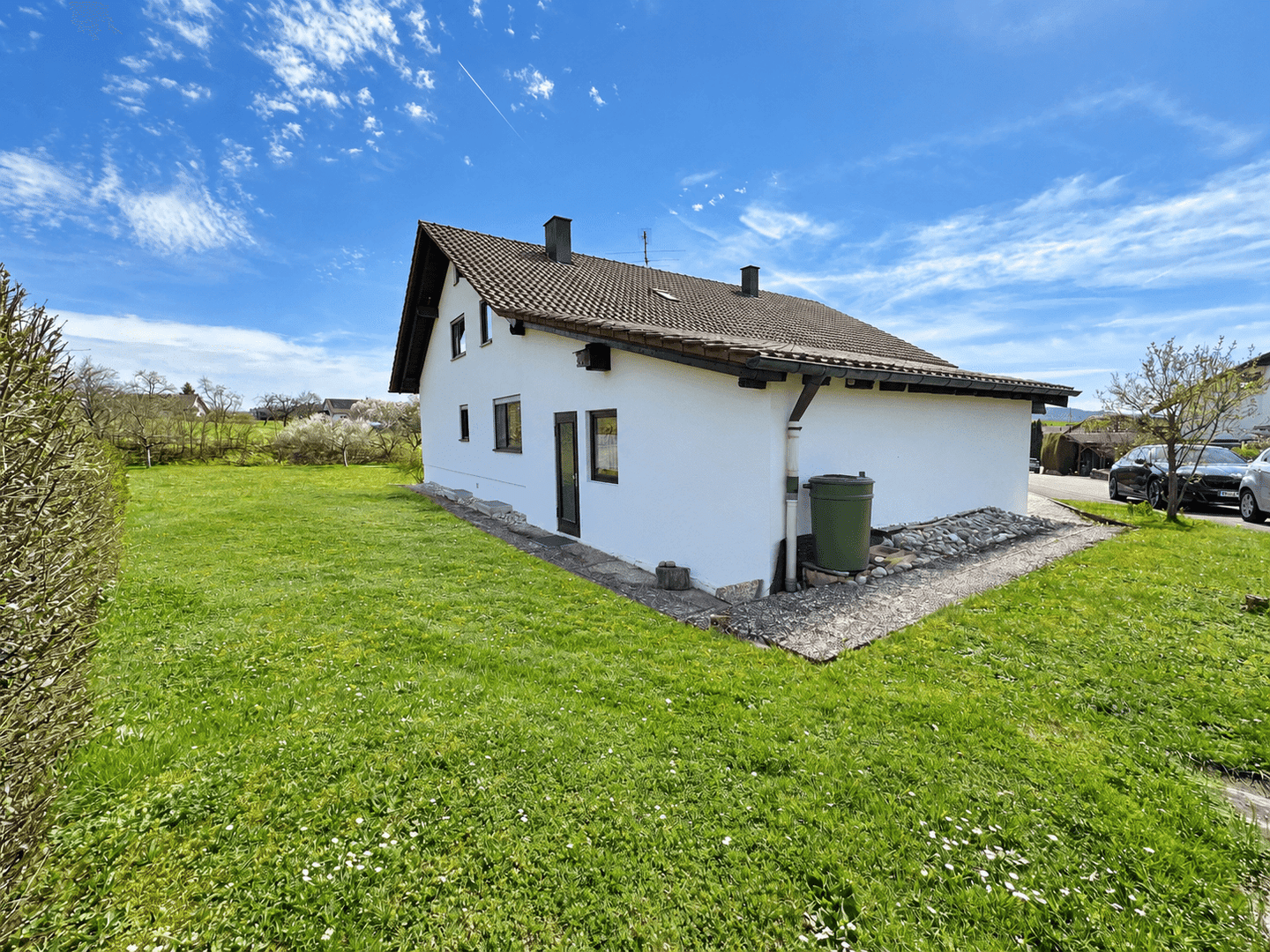 Einfamilienhaus mit Einliegerwohnung, großzügigem Grundstück und zwei Garagen, 72108 Rottenburg am Neckar