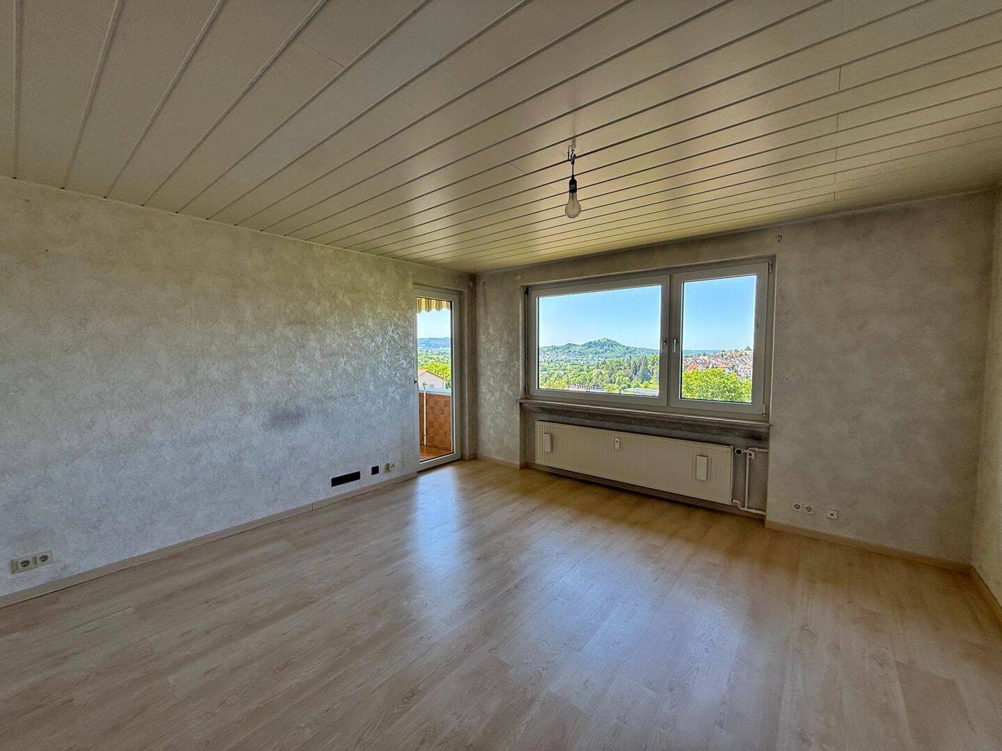 Energetisch saniert und 5 % Rendite! – 3-Zimmer-ETW mit grandioser Aussicht & Stellplatz, 72800 Eningen unter Achalm
