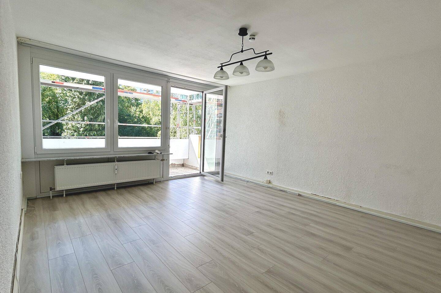 Frei + modern – 3-Zimmer-Wohnung mit Balkon, 2. OG, z. T. renoviert, Personenaufzug, TG-Stellplatz, 70499 Stuttgart