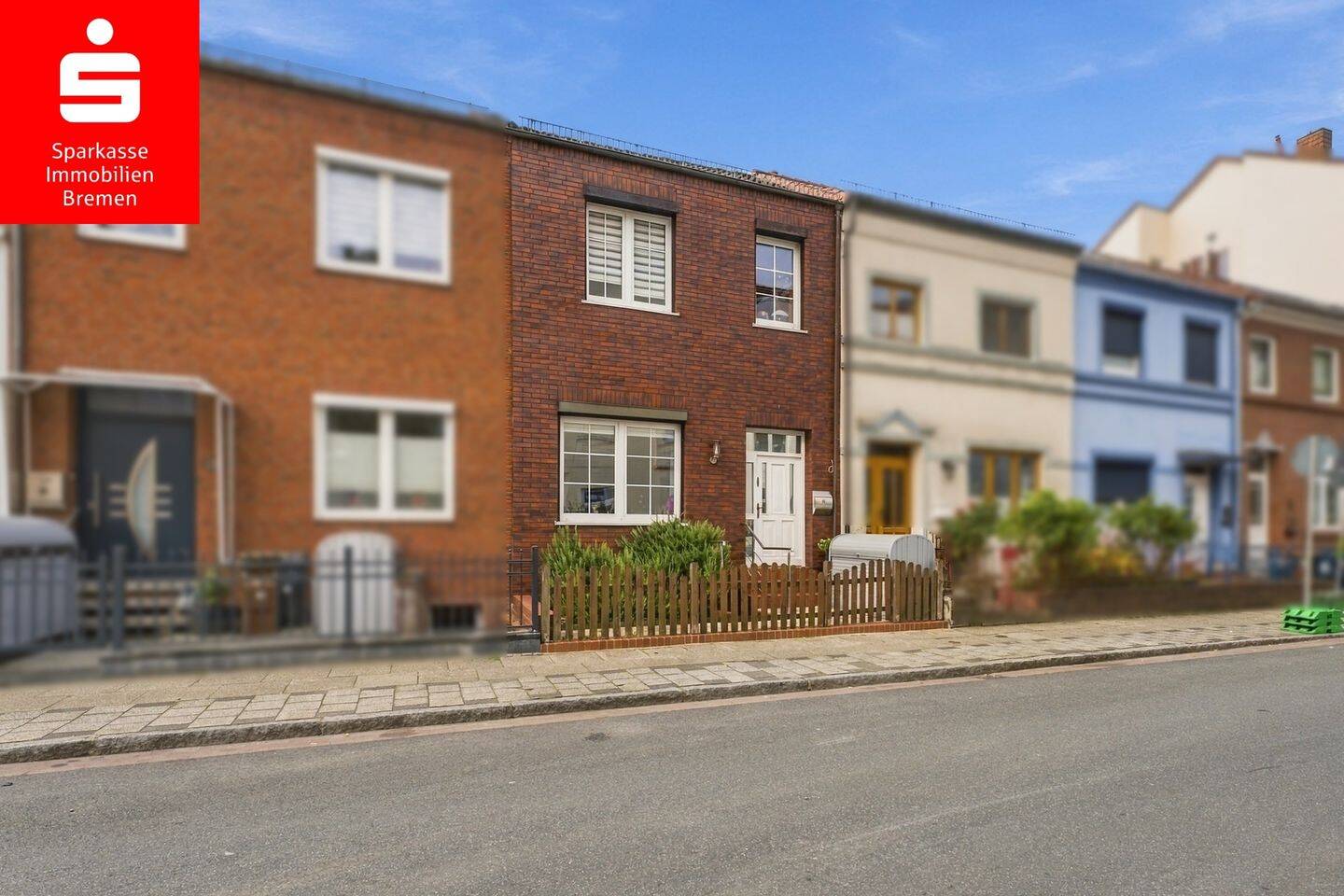 Modernes Reihenmittelhaus mit ausgebautem Vollkeller, Obstbäumen im Garten in ruhiger Seitenstraße, 28237 Bremen