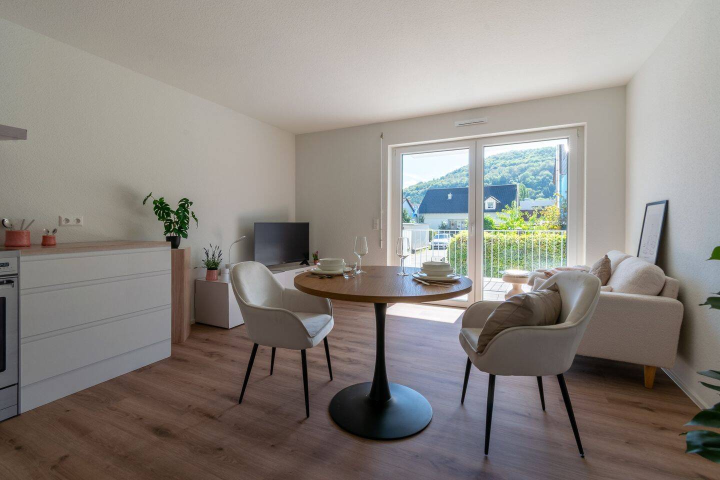 2½-Zimmer-Erdgeschosswohnung mit Balkon und Einbauküche. Kurzfristig beziehbar., 74676 Niedernhall