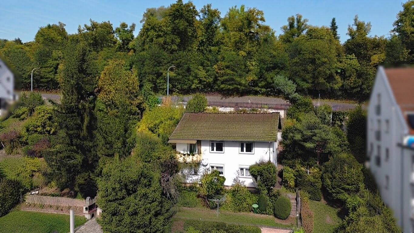 Kurze Wege: Hanggrundstück mit soliden Wohnhaus in Bad Hersfeld, 36251 Bad Hersfeld