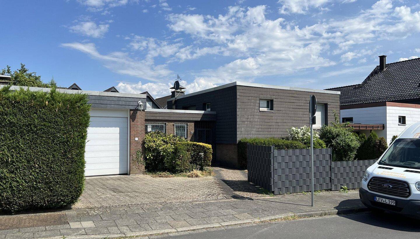 PROVISIONSFREI! Sanierungsbedürftiger Bungalow nahe Schlebusch mit erheblichen Aufstockungspotenzial, 51377 Leverkusen (Alkenrath Manfort Schlebusch Steinbüchel)