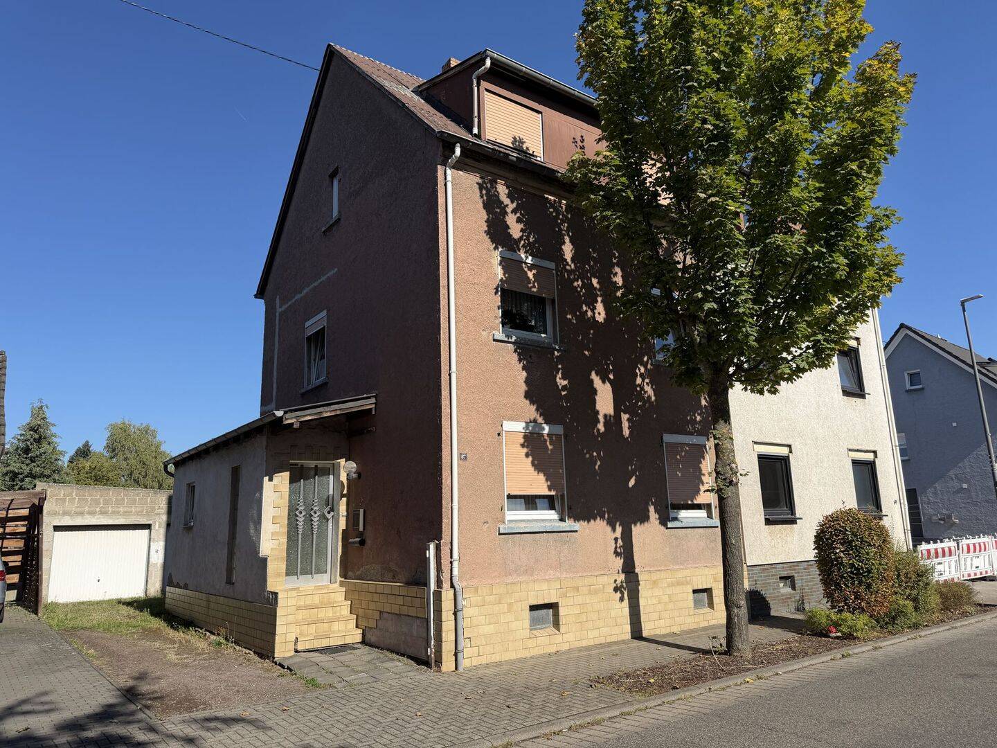 Viel Potenzial – sanierungsbedürftiges Einfamilienhaus mit Garten und zwei Garagen, 56637 Plaidt