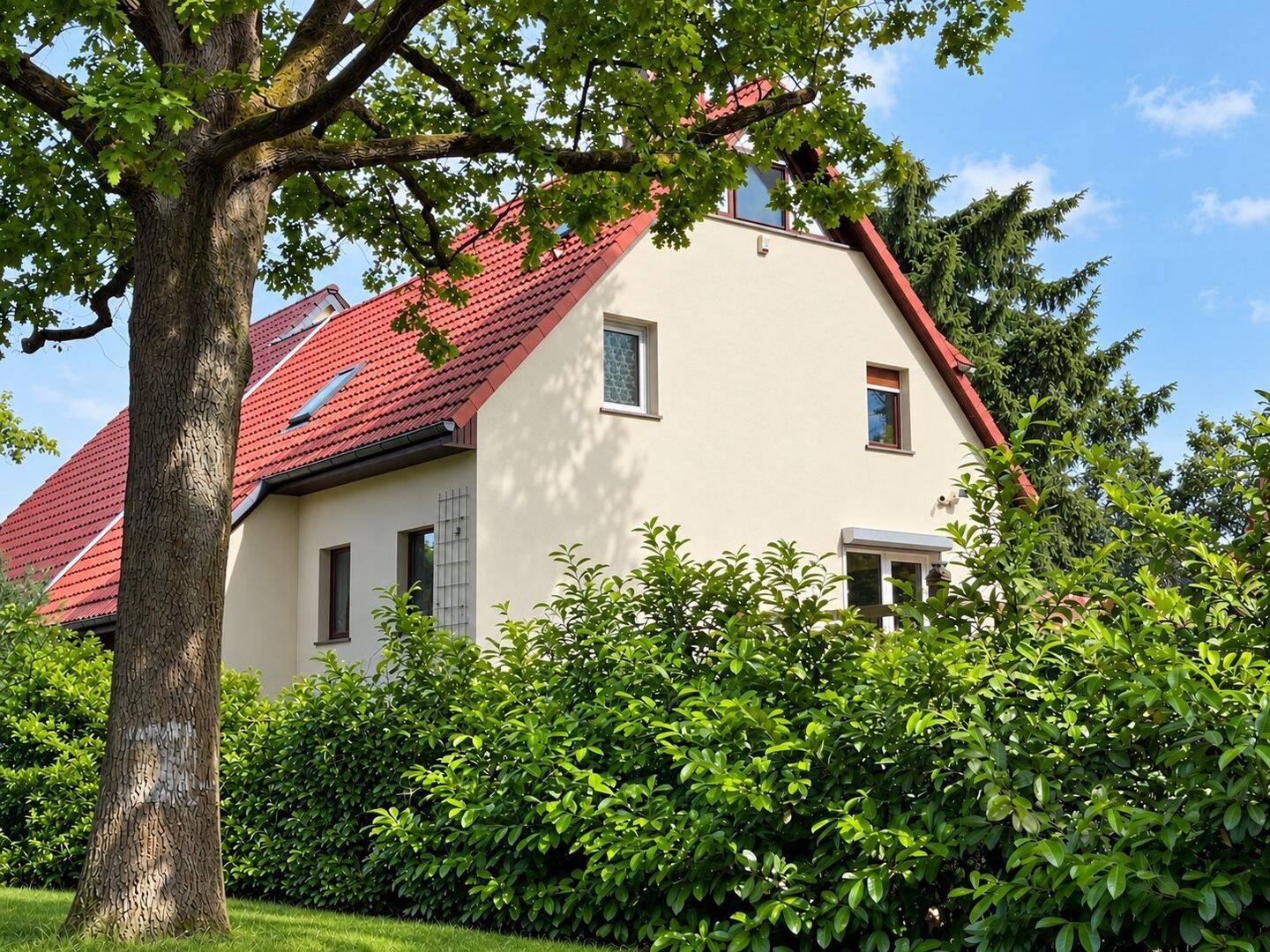 Geräumige Haushälfte mit Einliegerwohnung und zwei Garagen in ruhiger Grünlage., 14532 Kleinmachnow