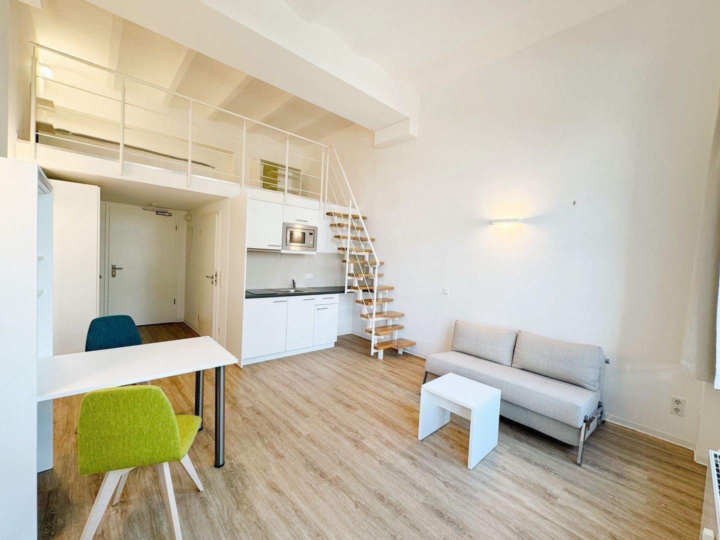 Wunderschöne Galerie Wohnung – Möblierte 1-Zi-Wohnung in Bestlage – für eine Person, 90443 Nürnberg