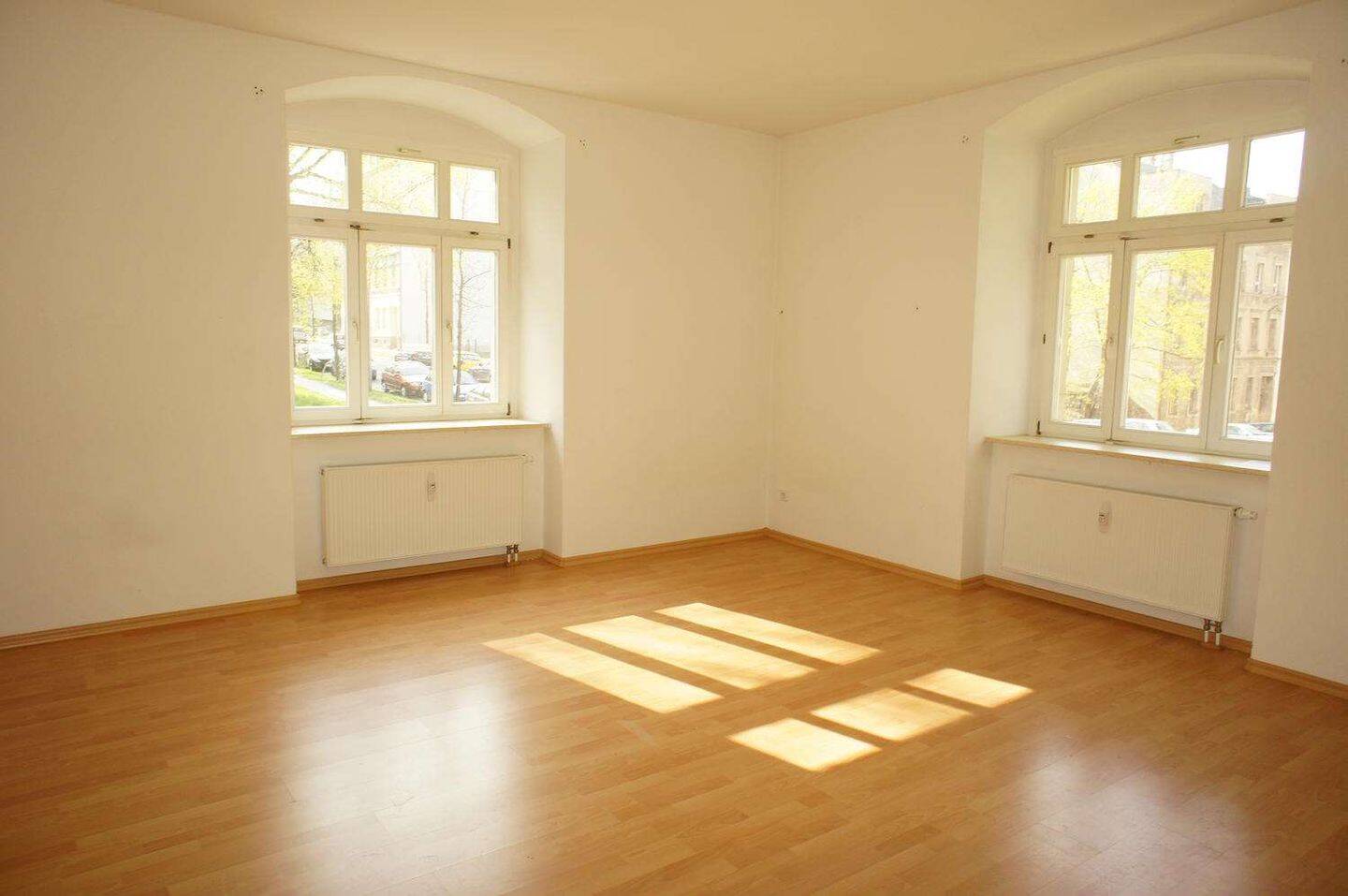 Großes Eck-Wohnzimmer – Laminat und Bad mit Dusche + EBK, 9131 Chemnitz (Ebersdorf Hilbersdorf)