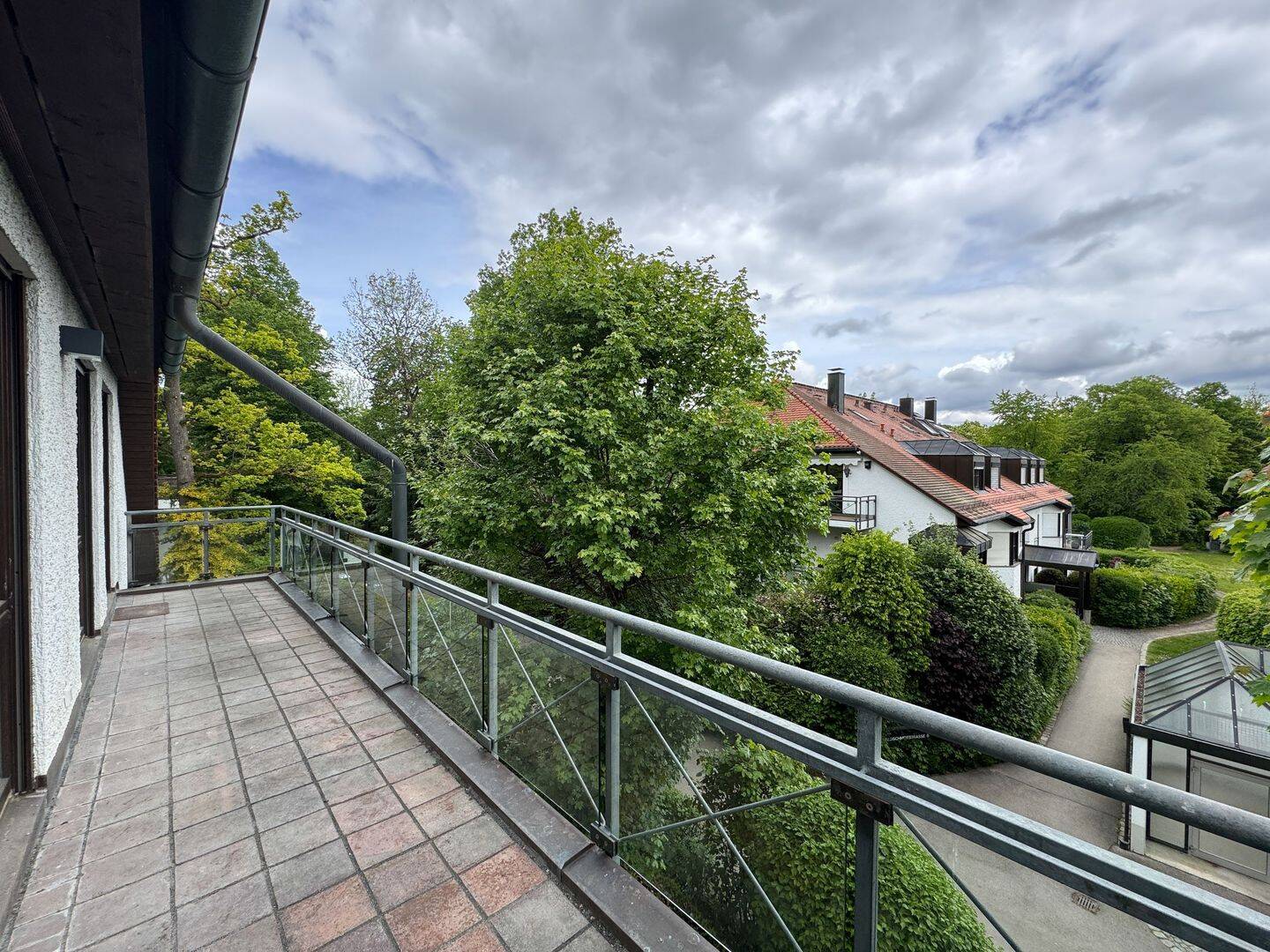 Modernisierte 3-Zimmer Dachgeschoss Wohnung – 2 Balkone + 2 Badezimmer, 81545 München (Untergiesing-Harlaching)