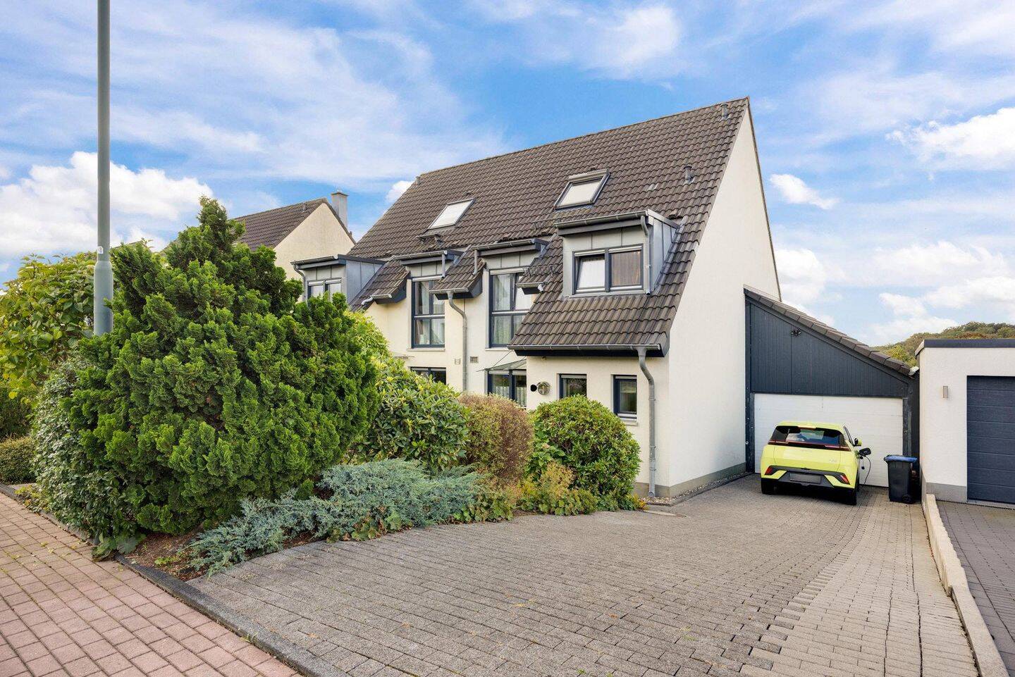 Doppelhaushälfte mit PV-Anlage, Garten, großer Garage und Klimaanlage im Dachgeschoss, 42929 Wermelskirchen