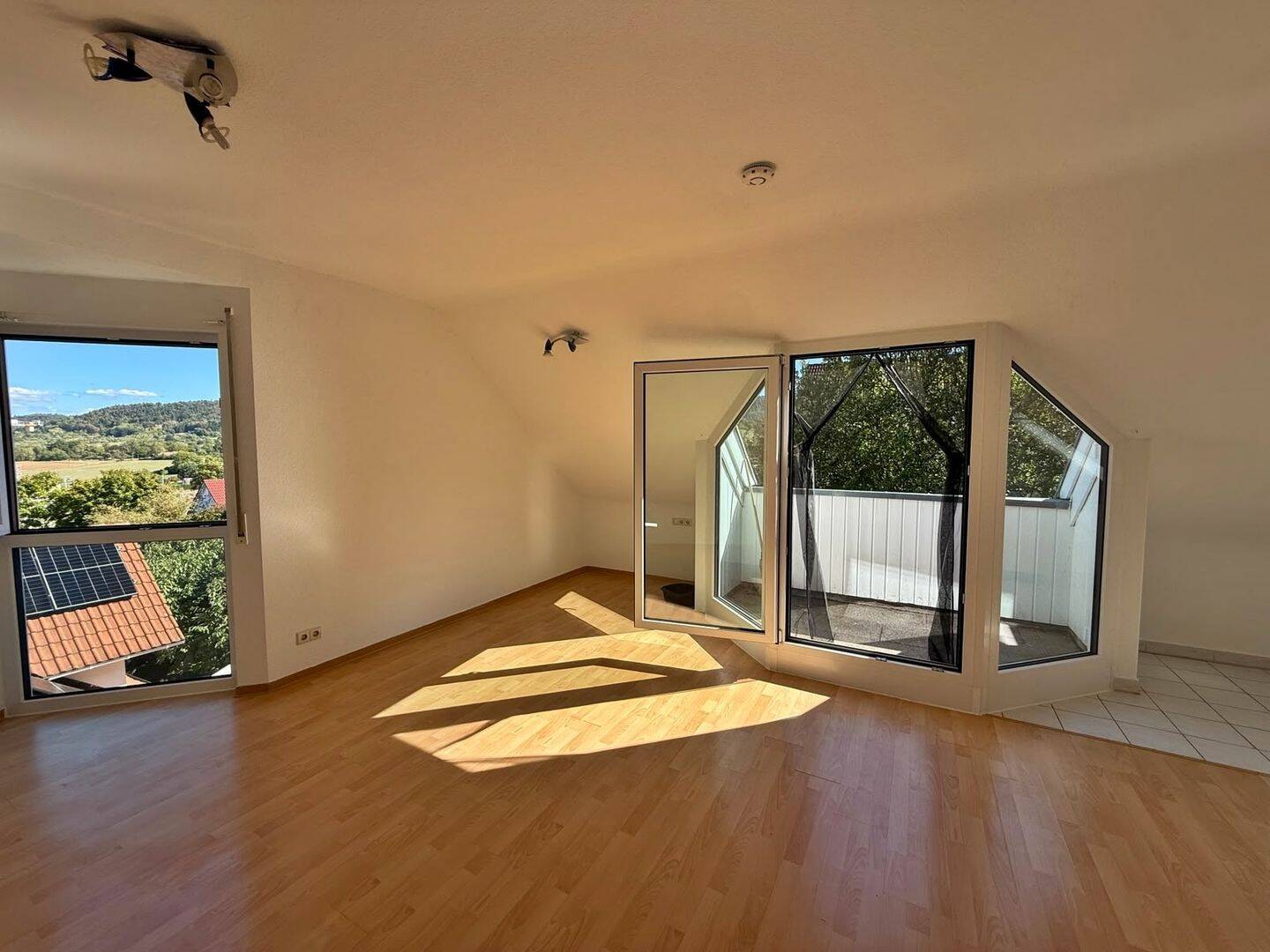 Modernes Dachgeschossapartment mit Balkon, Stellplatz und schöner Aussicht, 72108 Rottenburg am Neckar