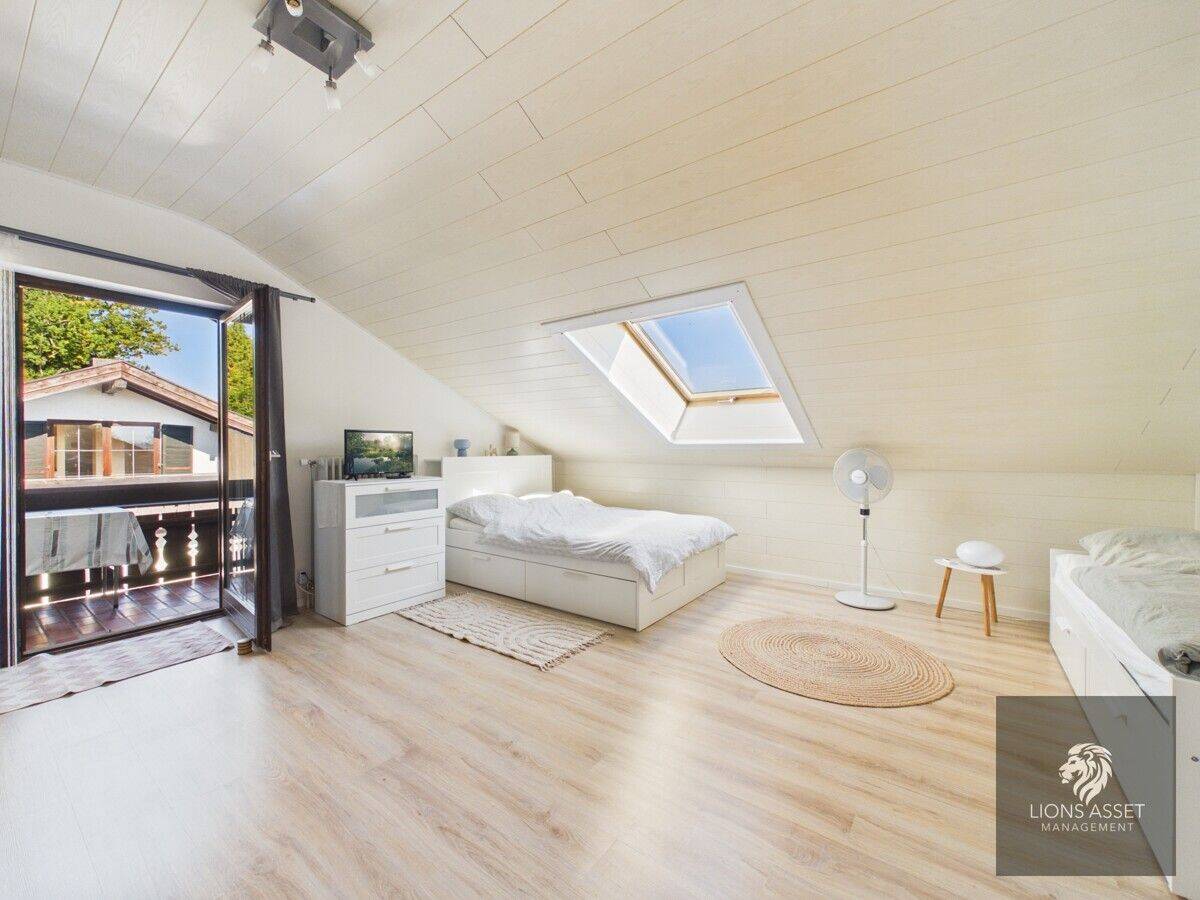 Einziehen. Ausblick genießen. – Sanierter DG-Traum mit Balkon & TG !, 83093 Bad Endorf